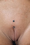 Kristina Intimpiercing bei der Frau - Ansicht von vorne,
Piercing mit 1,6mm Titanstab mit türkisen Glaskristallen durch den Venushügel, gestochen von Dieter Huhn, Skinfactory Tattoo und Piercing, Bonn