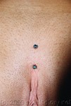 Kristina Intimpiercing bei der Frau - Großaufnahme von vorne,
Piercing mit 1,6mm Titanstab mit grünen Glaskristallen durch den Venushügel, gestochen von Dieter Huhn, Skinfactory Tattoo und Piercing, Bonn